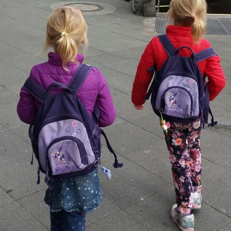 der jüngere Zwilling sein