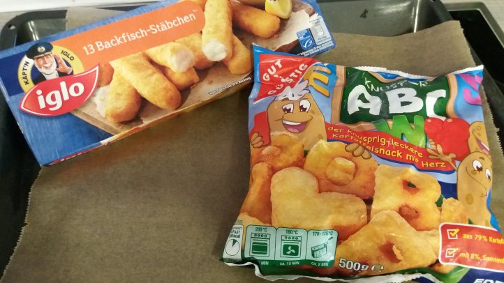 Abendessen Fischstäbchen und Buchstaben Pommes