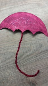 Basteln mit Papptellern: Regenschirm