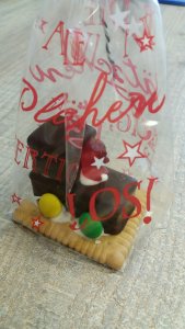 Lokomotive aus Dominiosteinen