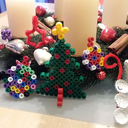selbstgemachter Weihnachtsschmuck: Bügelperlen, Pfeifenputzer und Kronkorken