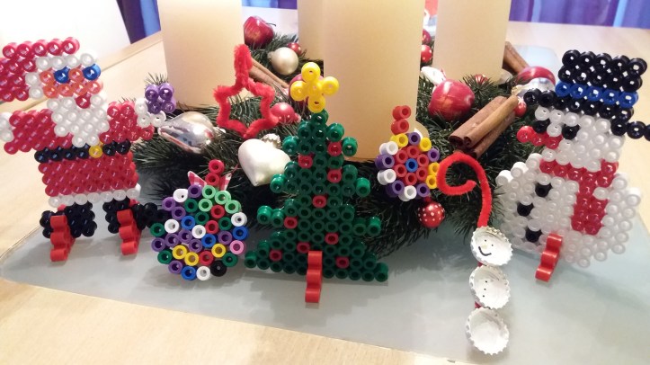 selbstgemachter Weihnachtsschmuck: Bügelperlen, Pfeifenputzer und Kronkorken