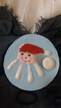 Weihnachtsmann aus Handabdruck mit Salzteig