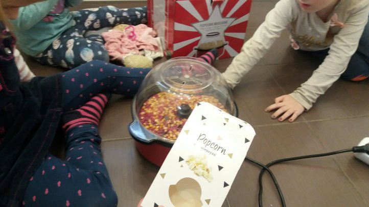 pinkes Popcorn und Popcornmaschine