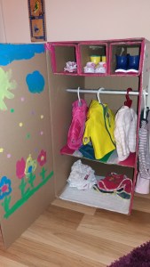 Kleiderschrank für Puppen selber machen