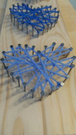 Herzen aus Nägeln und Wolle basteln