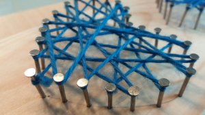 Herzen aus Nägeln und Wolle basteln