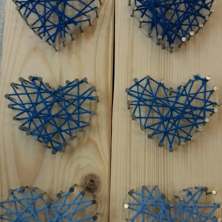 Herzen aus Nägeln und Wolle basteln