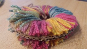 Bommel aus Wolle basteln, Foto: Mama Michi