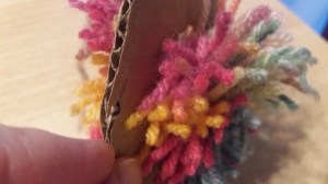 Bommel aus Wolle basteln, Foto: Mama Michi