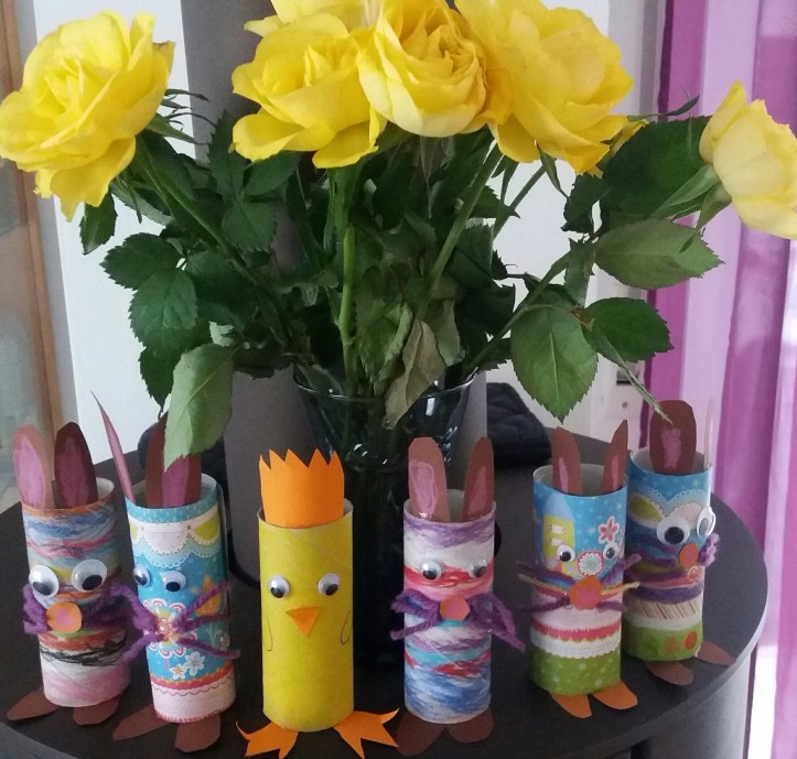 Osterhasen und Osterküken aus Klorollen