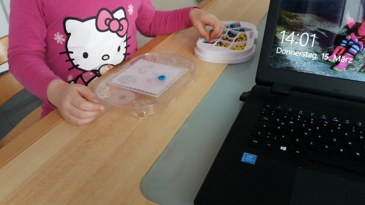 kranke Kinder beschäftigen mit Aquabeads