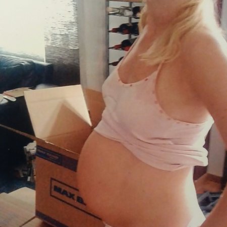 Zwillingsbauch vor der Geburt