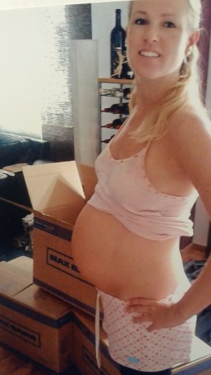 Zwillingsbauch vor der Geburt