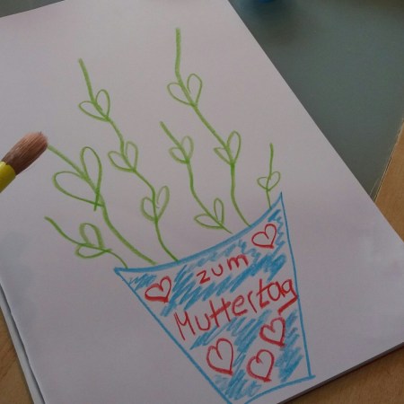 Handabdrücke als Blumen zum Muttertag