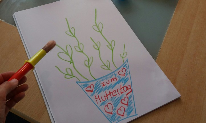 Handabdrücke als Blumen zum Muttertag