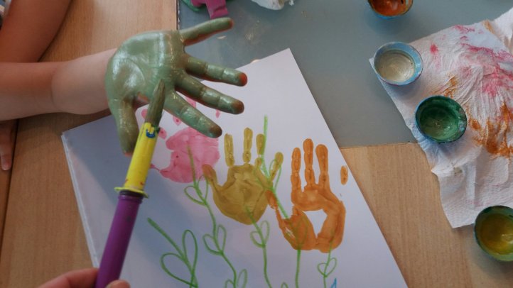 Handabdrücke als Blumen zum Muttertag