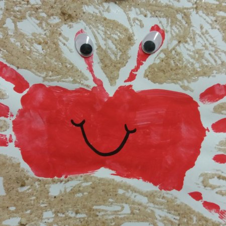 Krebs mit Fingerfarbe und Sand
