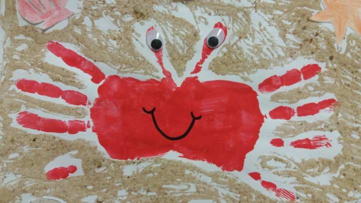 Krebs mit Fingerfarbe und Sand