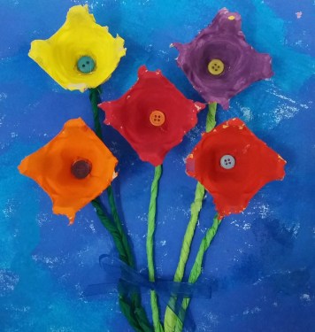 Blumen aus Eierkartons