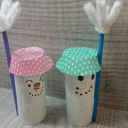 Schneemänner aus Klorollen basteln