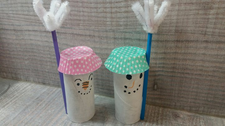 Schneemänner aus Klorollen basteln