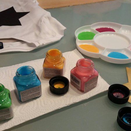 T-Shirt selbst gestalten mit Schablone und Stoffmalfarben