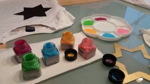 T-Shirt selbst gestalten mit Schablone und Stoffmalfarben