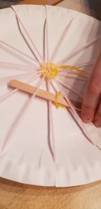 Webrahmen aus Pappteller selber machen