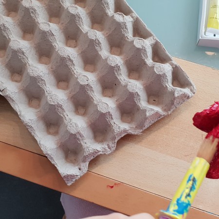 Blumen aus Eierkartons basteln