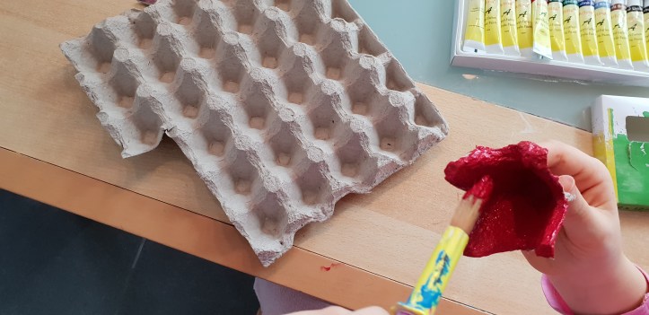 Blumen aus Eierkartons basteln