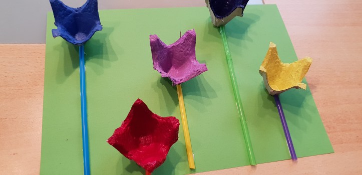 Blumen aus Eierkartons basteln