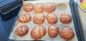 Kinder backen mit Hefe