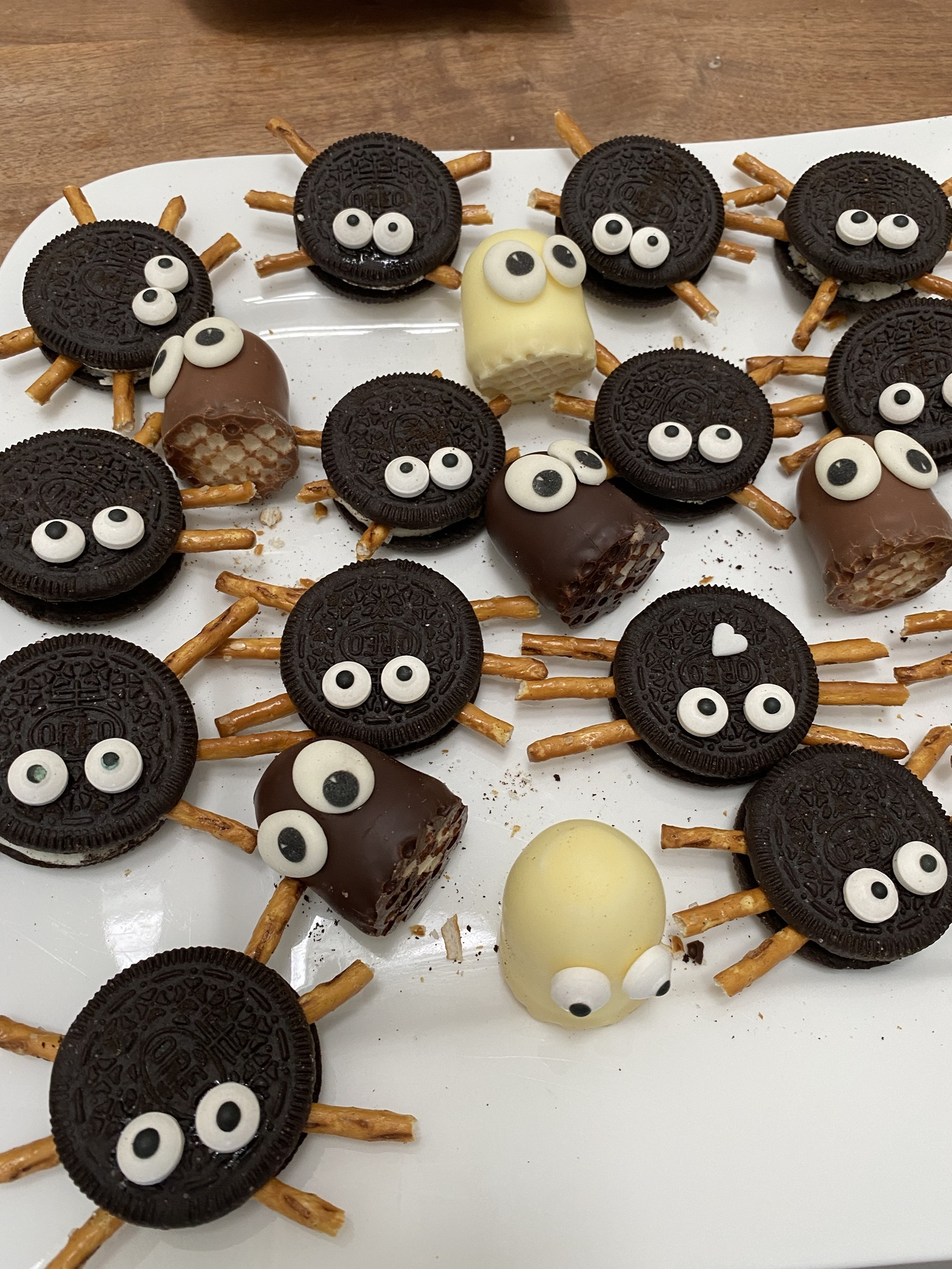 Hallooweenspinnen aus Oreo und Schokokussgeister