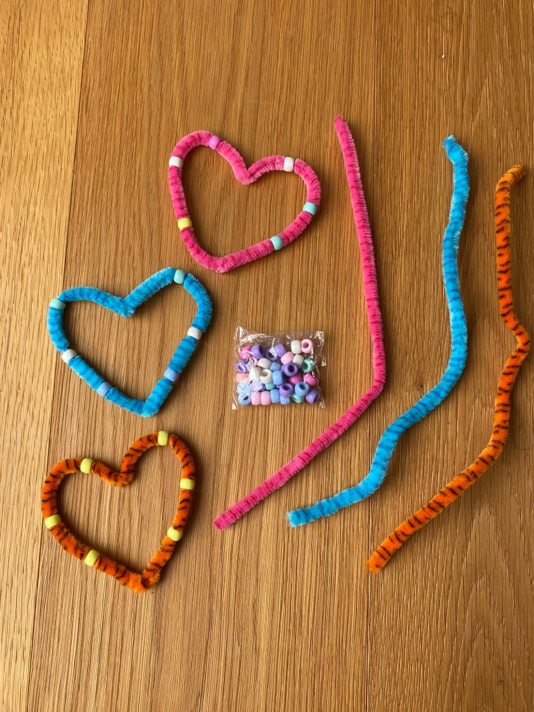 Herzen aus Pfeiffenputzern Muttertag