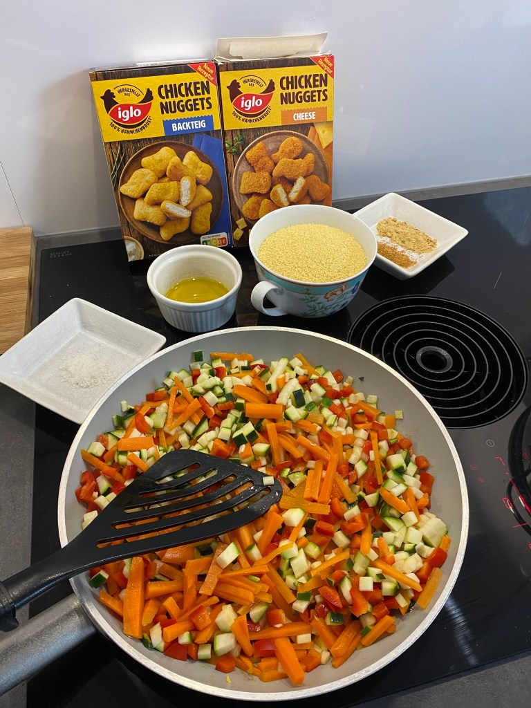 Couscous Bowl mit Avocado und Chicken Nuggets