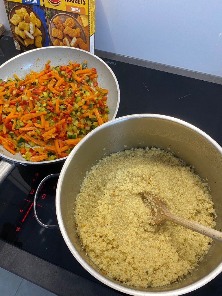 Couscous Bowl mit Avocado und Chicken Nuggets